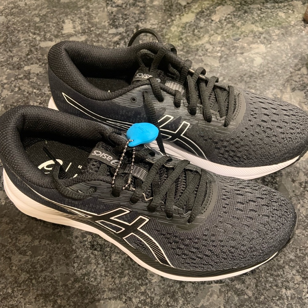 Brand new ASICS Gel Excite black size 7